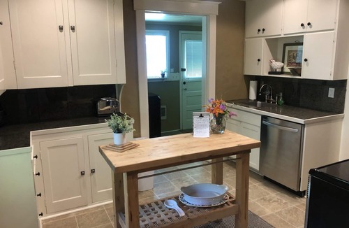 Fort Grounds House | Location! Couples Getaway, Gals with Pals, Fine Linens, Beach, Bikes, Paddle B