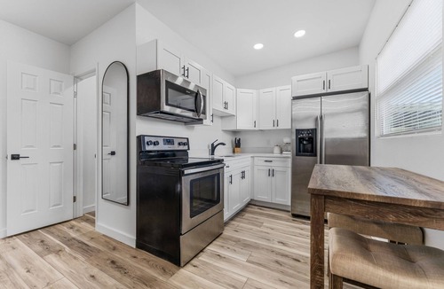 Pinecrest West Park Apartment | Lounge Getaway – Minutes from Buccaneers Stadium, Airport & Entertainment