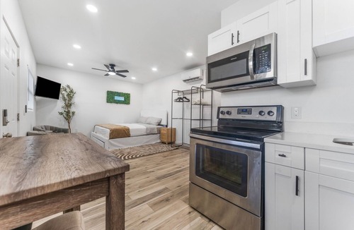 Pinecrest West Park Apartment | Lounge Getaway – Minutes from Buccaneers Stadium, Airport & Entertainment