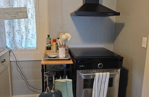 Putnam Hall House | Love Shack on the Lake. Tranquil 1-bedroom bungalow in Keystone Heights.