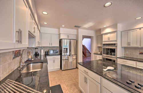 Palm Harbor Cottage | Lovely Palm Coast Retreat w/Outdoor Kitchen