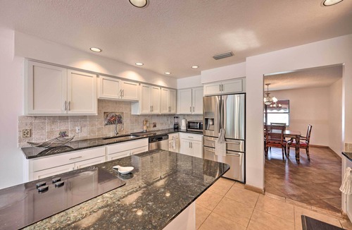 Palm Harbor Cottage | Lovely Palm Coast Retreat w/Outdoor Kitchen