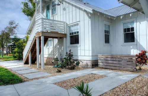 Downtown Historic District House | Luxe Lemon Loft in Historic Downtown St Aug