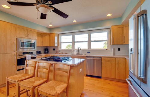 Spring Hill Cottage | Luxe Spring Hill Home w/Patio & Dock!