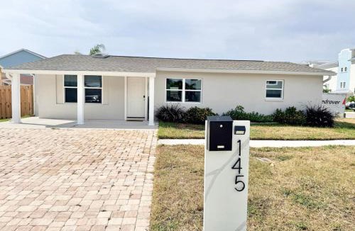 Redington Shores House | Luxurious 3 bedrooms 2 bath Ultimate Beach Life! 5 min walk to beach!