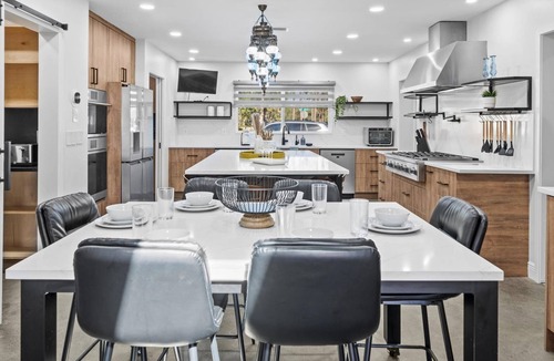 Temple Terrace House | Luxurious 6B/6.5Bath in Temple Terrace | Screened Heated Pool I Sleeps 16