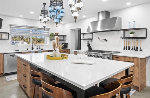 Temple Terrace House | Luxurious 6B/6.5Bath in Temple Terrace | Screened Heated Pool I Sleeps 16