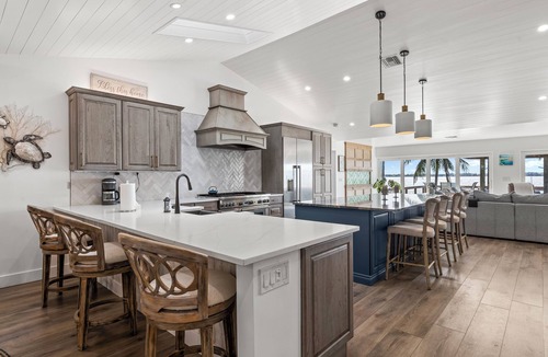 Rio House | Luxurious Dockside Jensen Home with Guest House