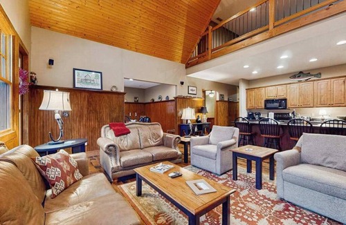 Sylva House | Luxurious home right on the river w/a full kitchen - perfect for fishing