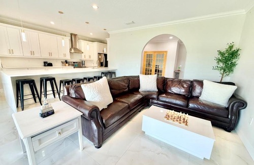 Ruskin House | Luxurious Stunning 4 bedroom 2 plus bath Lake House