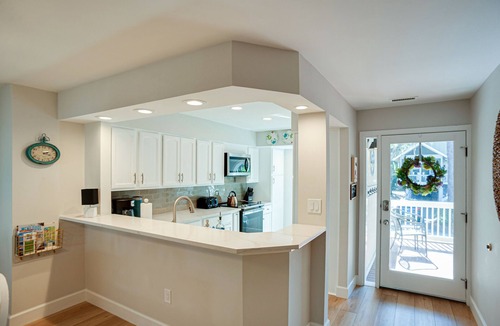 North Forest Beach House | Luxury 4 BR home Pool Pet Friendly Short Walk to Beach Bikes & Beach Gear