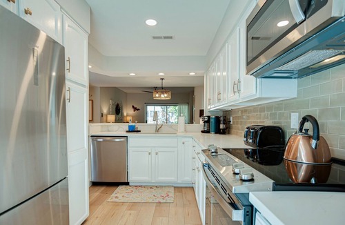 North Forest Beach House | Luxury 4 BR home Pool Pet Friendly Short Walk to Beach Bikes & Beach Gear