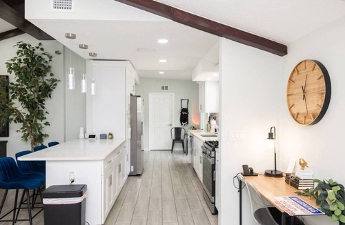 Edgewood House | Luxury 4BR Sleeps 12 Heated Pool + Free Grill