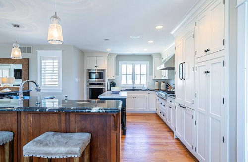 Avalon House | Luxury Avalon Beach Block 6BR/5.5BA with Heated Pool & Hot Tub & Putting Green!