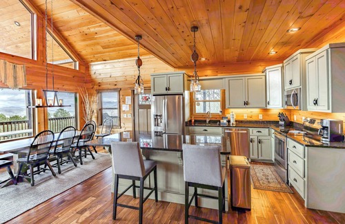 Blairsville Cabin | Luxury Blue Ridge Cabin – Mountain Views, Spacious retreat, Hot Tub, Lake
