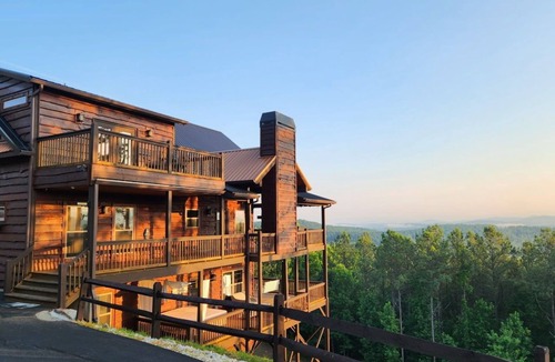 Blairsville Cabin | Luxury Blue Ridge Cabin – Mountain Views, Spacious retreat, Hot Tub, Lake