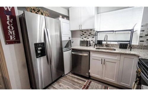 Crescent Heights Apartment | Luxury Entire 1 bed/bath close to Downtown!