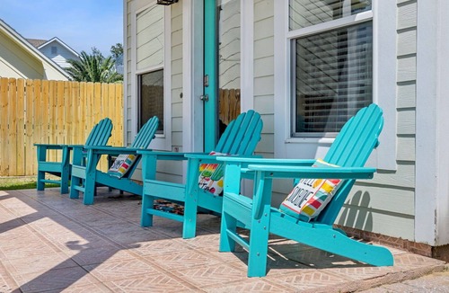 Holiday Beach House | Luxury Family Beach Retreat - 3 Stories, Steps to the beach. Sleeps 10