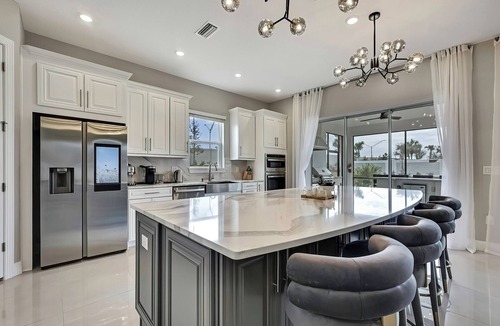 Braden River House | Luxury Florida Escape: Modern Home with Gourmet Kitchen & Outdoor Entertainment!