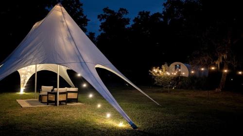 Putnam Hall House | Luxury Highland Cow Glamping in Cozy Covered Wagon with Peaceful Farm Retreat in Melrose, Florida