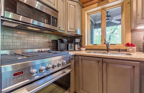 Cleveland House | LUXURY LOG CABIN WITH MOUNTAIN VIEW | HOT TUB