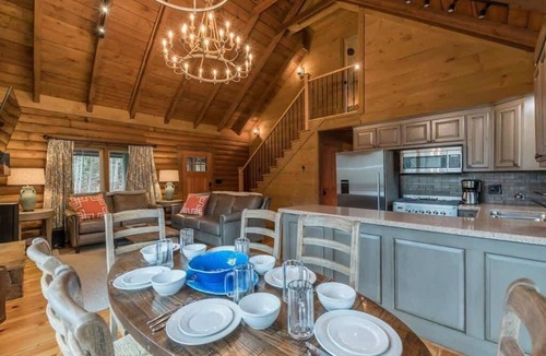 Cleveland House | LUXURY LOG CABIN WITH MOUNTAIN VIEW | HOT TUB