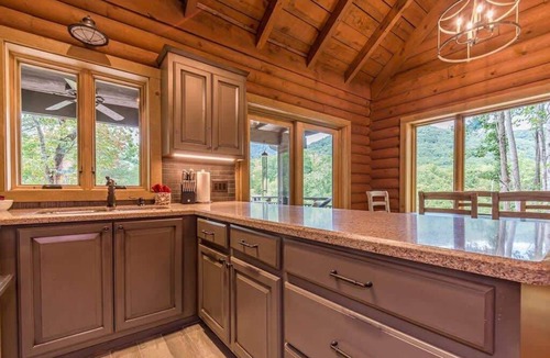 Cleveland House | LUXURY LOG CABIN WITH MOUNTAIN VIEW | HOT TUB