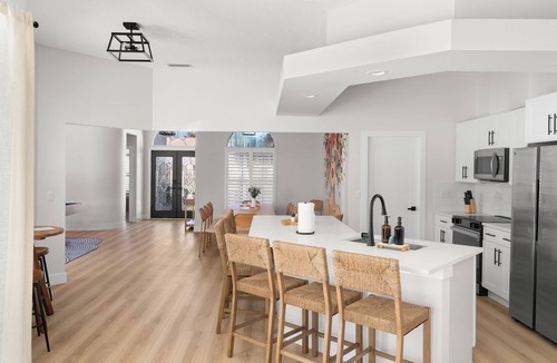 Palma Sola House | Luxury Oasis! Heated Pool, Pickleball, Mini Golf and Games, Sleeps 16-20!