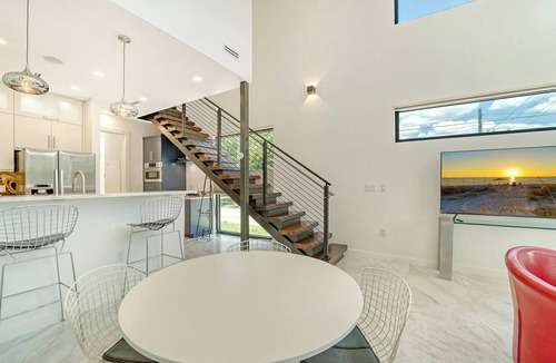 Gillespie Park House | Luxury Park-View Townhome | EV Charger | Walk to Downtown Sarasota/Sleeps 4