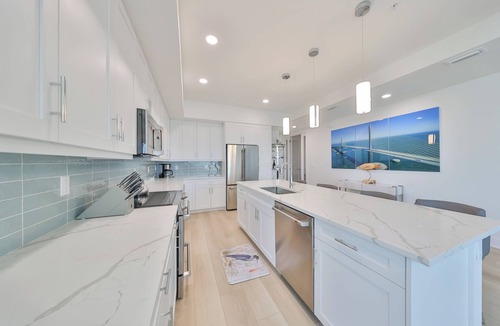Madeira Beach Condo | Luxury Penthouse at New Building: 360 Rooftop Deck, Pool/Spa, Pets, Sleeps 8