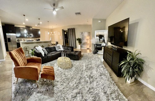 Ruskin House | "Luxury Pergola Oasis with Hot Tub"