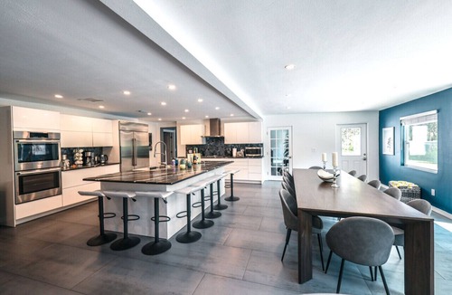 Dunedin Villa | Luxury Private 7BR Lakeside Villa with heated Pool, Putting Green & Fire pit