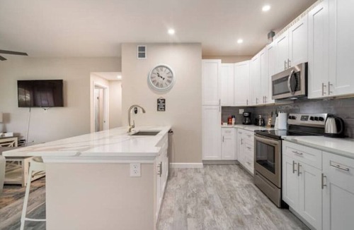 Clearwater Condo | Luxury Renovated Condo 10min Clearwater Beach