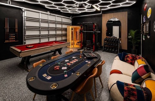Tampa House | Luxury Retreat Pool Spa Sauna Sleeps 20+