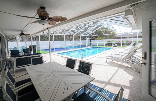 Ringling Park House | Luxury Sports Vacation Pool House-Downtown Sarasota-Pickleball/Volley/Basketball