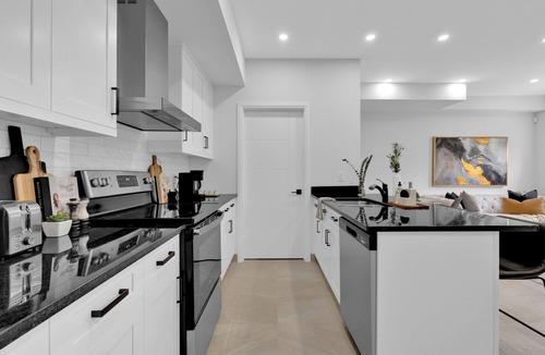 Windsor Apartment | Luxury Unit Windsor (4-plex) 5 minutes to Ambassador Bridge