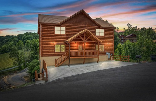 Caton Cabin | Luxury Views, Sparkling Pool, Giant Theater Oh My!