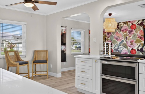 Bay Crest Park House | Luxury Waterfront Getaway, 6BR, Caged Pool