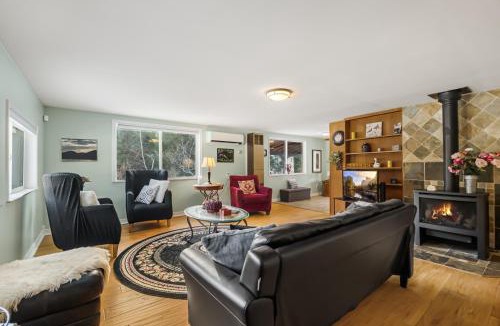 Boundary County House | MacArthur Lakefront Sunroom Sleeps 6