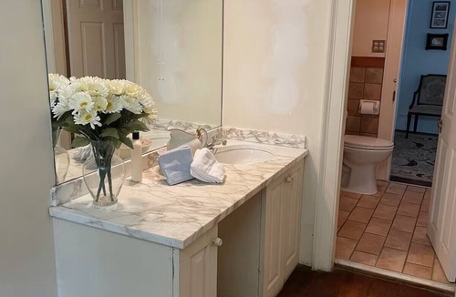 Washington Bed & Breakfast | Magnolia room at Chantilly bed & breakfast in delightful Washington with AC