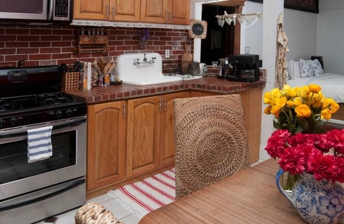 Bedford-Stuyvesant Apartment | Maison des Sirènes 1, Bohemian, luminous apartment