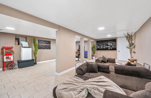 Bayonne House | Mancave, PS5, Pool, Gym & Golf| 20 Min NYC