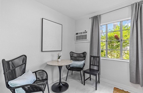 Bay Esplanade Cottage | MANGO TANGO COTTAGE heated pool 2-minute walk to beach and attractions.