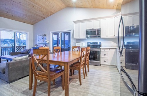 Purdy Cottage | Maple Leaf Lodge - Two Bedroom Cottage, Sleeps 10