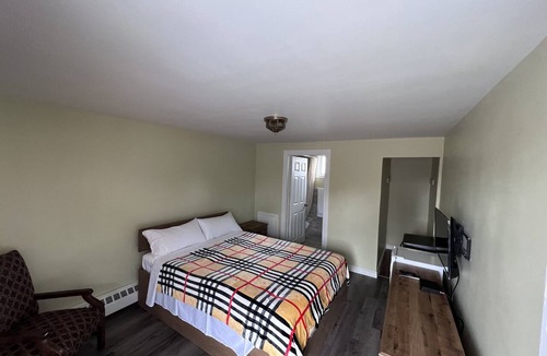 Delhi Hotel | Maple Leaf Motel