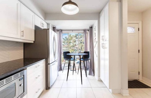 Burlington House | Mapleview Burlington Gem-King bed-Stylish Townhome