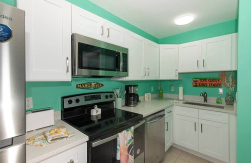 Madeira Beach Apartment | Margaritaville Across The Street From Beach Access