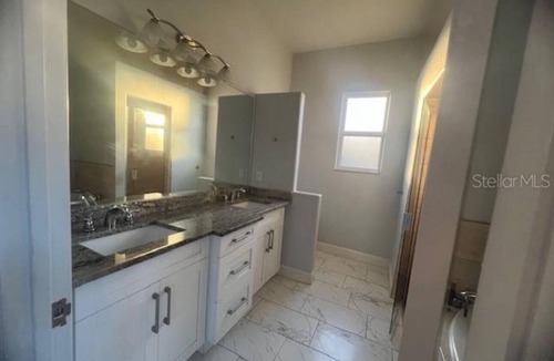 Jasmine Lakes House | Master's Bedroom with Separate Entrance - No Access to Kitchen and Living Room