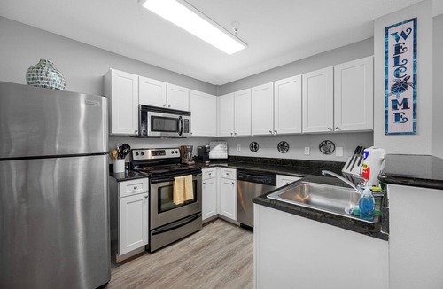 Madeira Beach Condo | MBR 502 - 😎 Pool, Hot tub, Gym, Steps to 🏖️ Beach & 🌴Johns Pass!