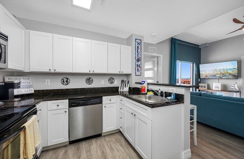 Madeira Beach Condo | MBR 502 - 😎 Pool, Hot tub, Gym, Steps to 🏖️ Beach & 🌴Johns Pass!